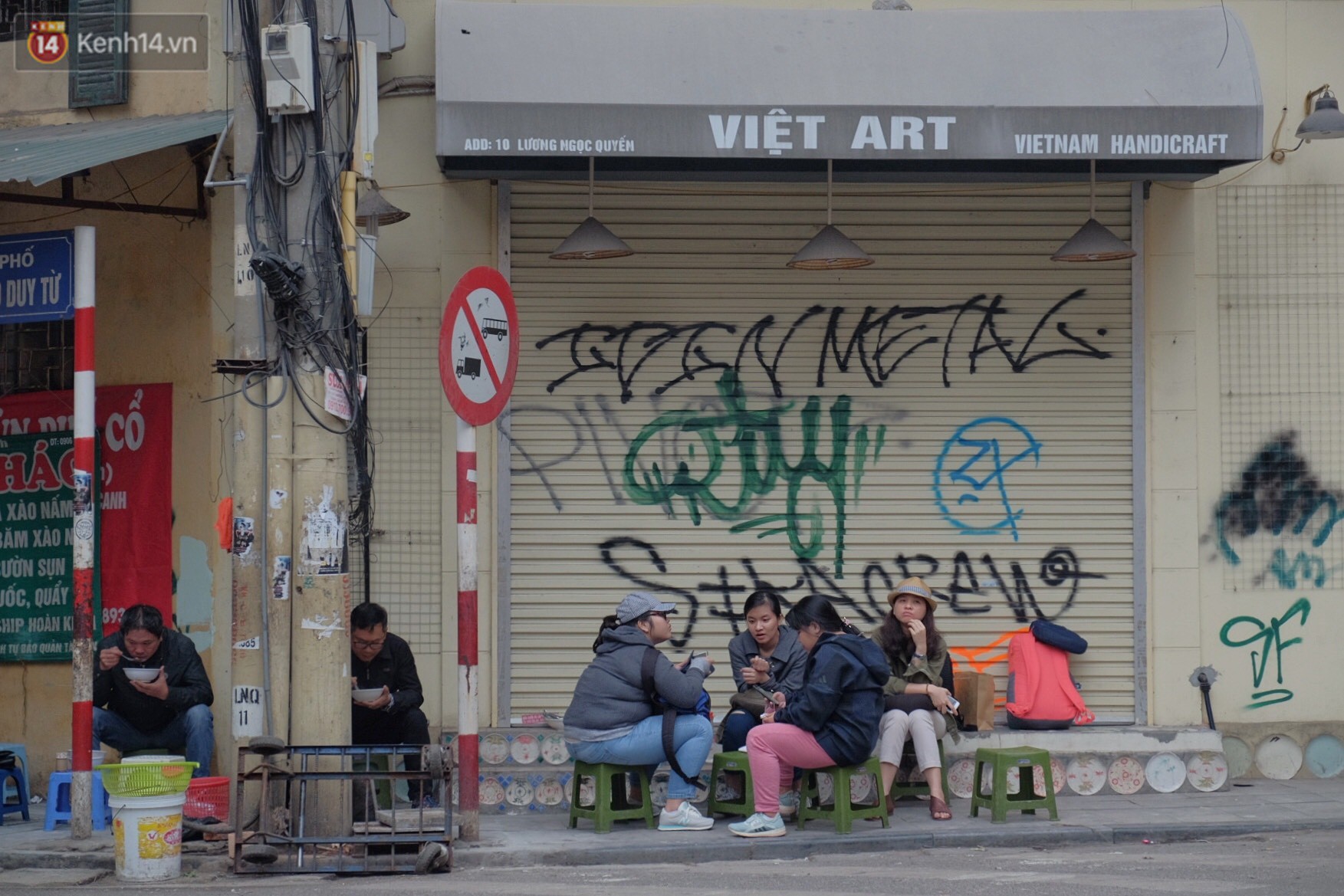 Nhiều hộ dân phố cổ bức xúc khi chỉ sau một đêm, cửa nhà mình bị bôi bẩn bởi hình vẽ xấu xí